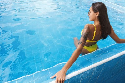 מה לעשות לפני שחייה בבריכה עם כלור / ים: